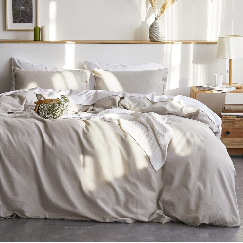 Queen Taupe Duvet & 2 cases w/ mattress pad. Color says tan, it is taupe